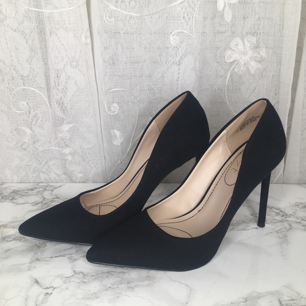 Rogue Size 7.5 Black Pointed Heels